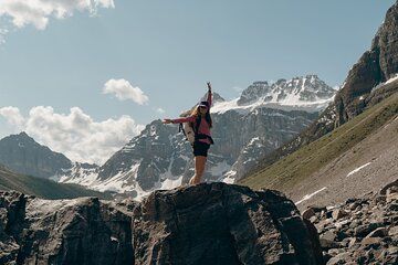 Sunrise Shuttle and Hiking Adventure at Moraine Lake