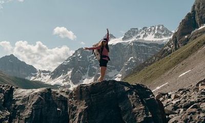 Sunrise Shuttle and Hiking Adventure at Moraine Lake