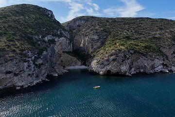 Boat tour of the Bayes and Caves in Sesimbra