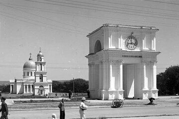 Historical Walking Tour with Native English Speaking Local Guide