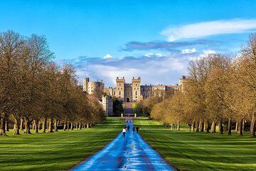 Private Day Tour to Stonehenge and Windsor Castle