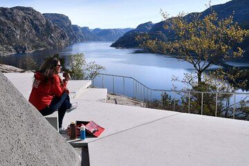 Stavanger: Lysefjord Minibus Tour and Optional Speedboat Safari