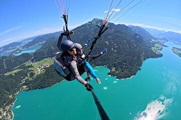 Paraglider tandem flight at the Zwölferhorn Wolfgangsee