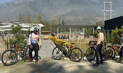 Srinagar Cycling Day Tour Explore Mughal Gardens and More