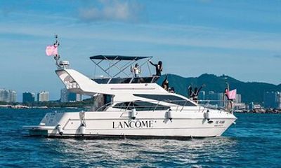 Sanya: The Lost World Aquarium and Yacht Cruise (Private Tour)