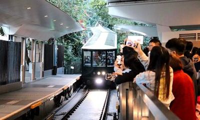 Peak Tram and Sky Terrace Visit with Tour Group