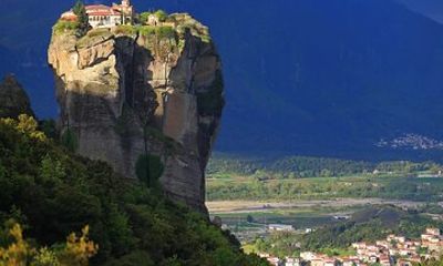 Volos: Meteora Guided Trip with Monasteries & Hermitages