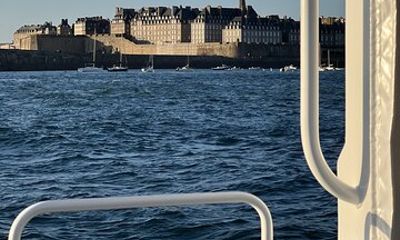 Saint-Malo: 1h30 guided boat trip (Commented FR & EN)