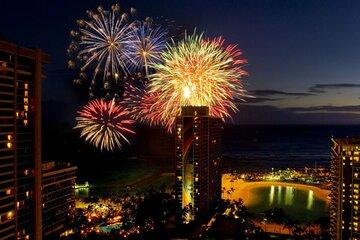 Waikīkī Fireworks Night Paddle – Clear Kayak Tour (Fridays Only)