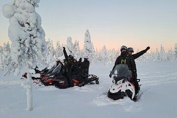 2 hours snowmobile adventure in a small group of 6 people