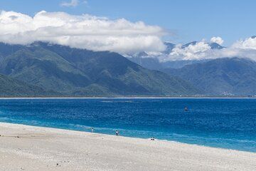 Hualien Tour in Qixingtan Beach, Liyu Lake, and Lintianshan Park
