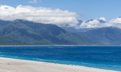 Hualien Tour in Qixingtan Beach, Liyu Lake, and Lintianshan Park