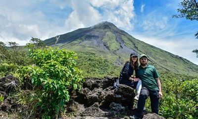 La Fortuna: Arenal Volcano Hike, Waterfall & Lunch at a Tico Farm