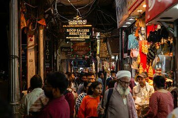 Delhi Guided Shopping Tour Experience with Female Expert