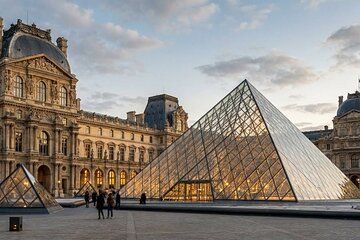 Louvre Outside Walking Tour with Access