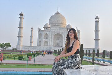 Taj Mahal and Agra Private Day Car Tour from Delhi with 5* Meal