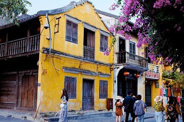 Hoi An Night Market and Old Town Walking Tour with Private Boat