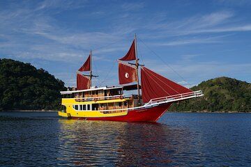 3-Day Dhow Sail Tour of Komodo and Pulau Siaba Besar