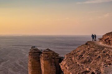 Riyadh Edge of the World Private Tour with 4WD and Hiking