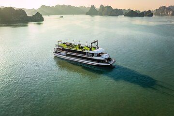 Hanoi to Ha Long Bay: 5-Star Luxury Cruise with Jacuzzi, Kayaking