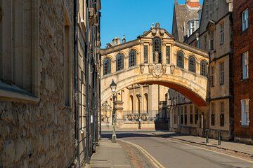 Visit Oxford at your own pace without groups or schedule with your mobile