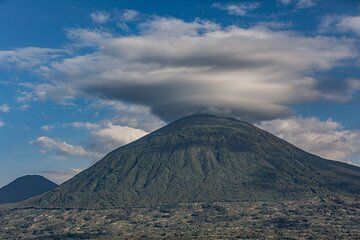 1-Day Mount Bisoke Volcano Hike in Rwanda