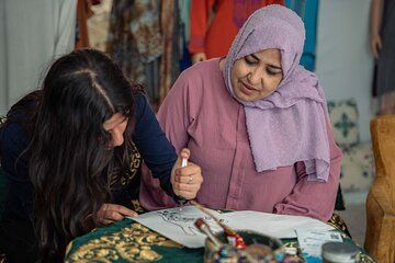 Create beautiful patterns on the hands