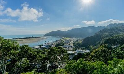 Private Shore Tour – Moeraki Boulders & Oamaru Exploration