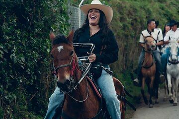Medellin : Horseback Riding with Traditional Roast and Amazing Landscapes