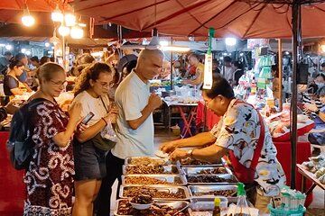 Chiang Mai Walking Tour to Lung Khajohn