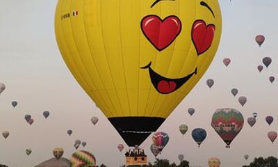 Balloon flight with breakfast included and private transportation