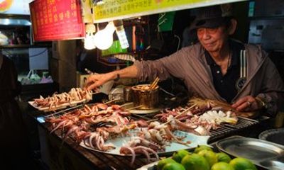 Taipei: Food Tour Local Market with 12+ tasters & Drinks Included