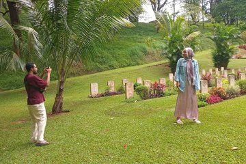 Kandy Tuk Tuk Tour Temple of the Tooth Gardens
