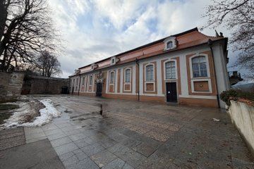 Vienna to Prague private transfer with stop in Cesky Krumlov