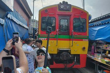 Sightseeing half-day tour in the afternoon of floating market and railway market in Samut Songkhram Province, Thailand - (including transfer car and Japanese guide) * Weekend only tour