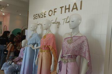 Bangkok Hire traditional Thai costumes for a half-day sightseeing and photo shoot tour of famous temples
