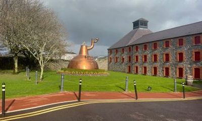 Private Tour Blarney Castle Midleton Distillery and Cobh