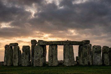 Stonehenge and Glastonbury Private Tour with Japanese Driver