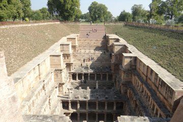 Ahmedabad: Modhera Sun Temple and Rani Ki Vav Tour