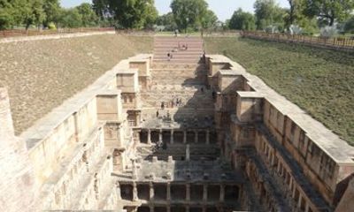 Ahmedabad: Modhera Sun Temple and Rani Ki Vav Tour
