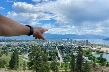 Kelowna: Knox Mountain Guided Hike with Okanagan Lake Views