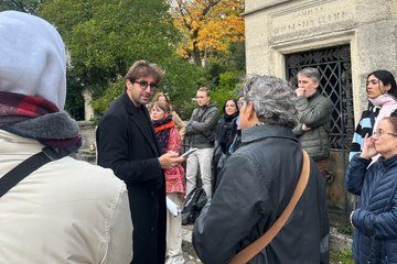 Father-Lachaise stories and mysteries told by an actor