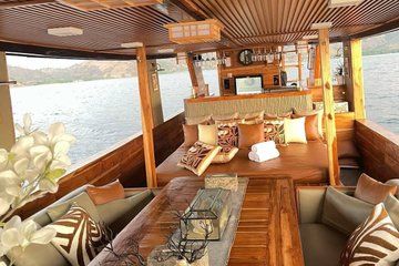 Komodo Island Full Day Luxury Boat Tour with Snorkeling and Lunch
