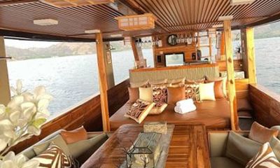 Komodo Island Full Day Luxury Boat Tour with Snorkeling and Lunch