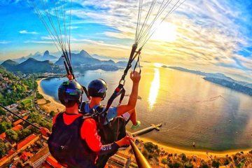 Parachute flight in Niterói with GoPro video included