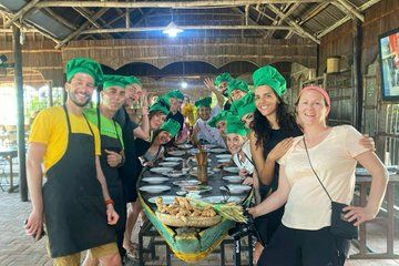 Private Cooking Class and Market Tour in Tra Que Village