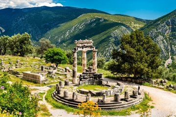 Private Transfer from Athens to Delphi with 2h Sightseeing Stop
