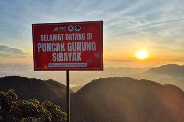 Sibayak Sunrise and Sikulikap Waterfall Day Trip from Medan