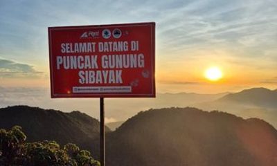 Sibayak Sunrise and Sikulikap Waterfall Day Trip from Medan