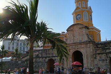 Walled City and Getsemaní Private City Tour